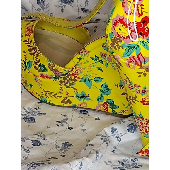 Breckelle's Yellow Wedge platform heels size 5.5 - Picture 4 of 6